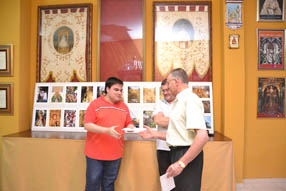 Andrés Molina entrega a Camargo el sobre con los  dos premios